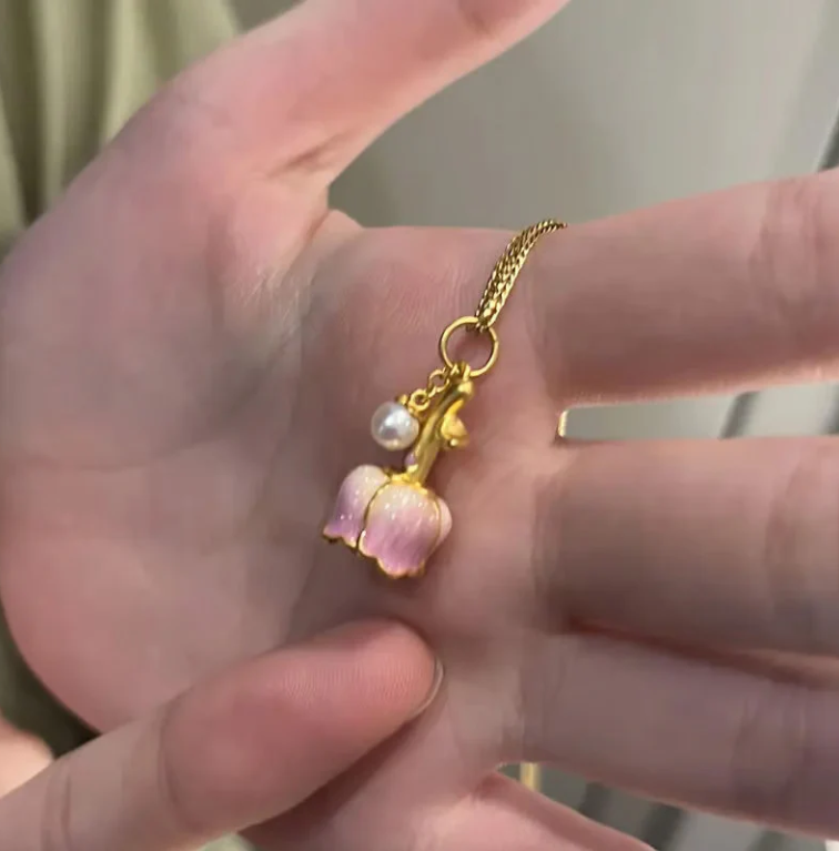 Women’s Elegant Blooming Rose Necklace