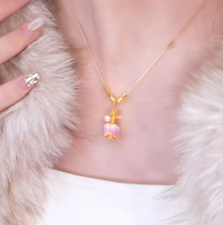 Women’s Elegant Blooming Rose Necklace